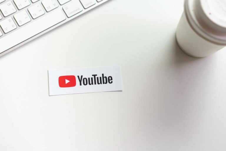 Illustration montrant YouTube intégré dans l'écosystème des GAFAM, soulignant son appartenance à Google